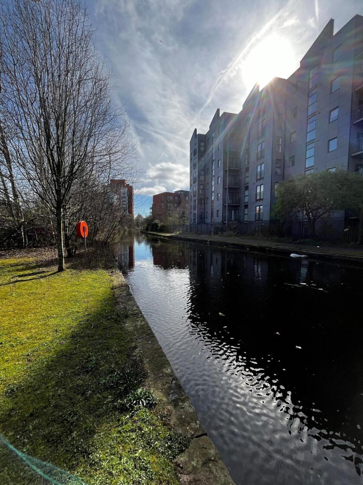Serene 2-Bed Flat With Canal Views - Coop Live & Ethiad Manchester Zewnętrze zdjęcie