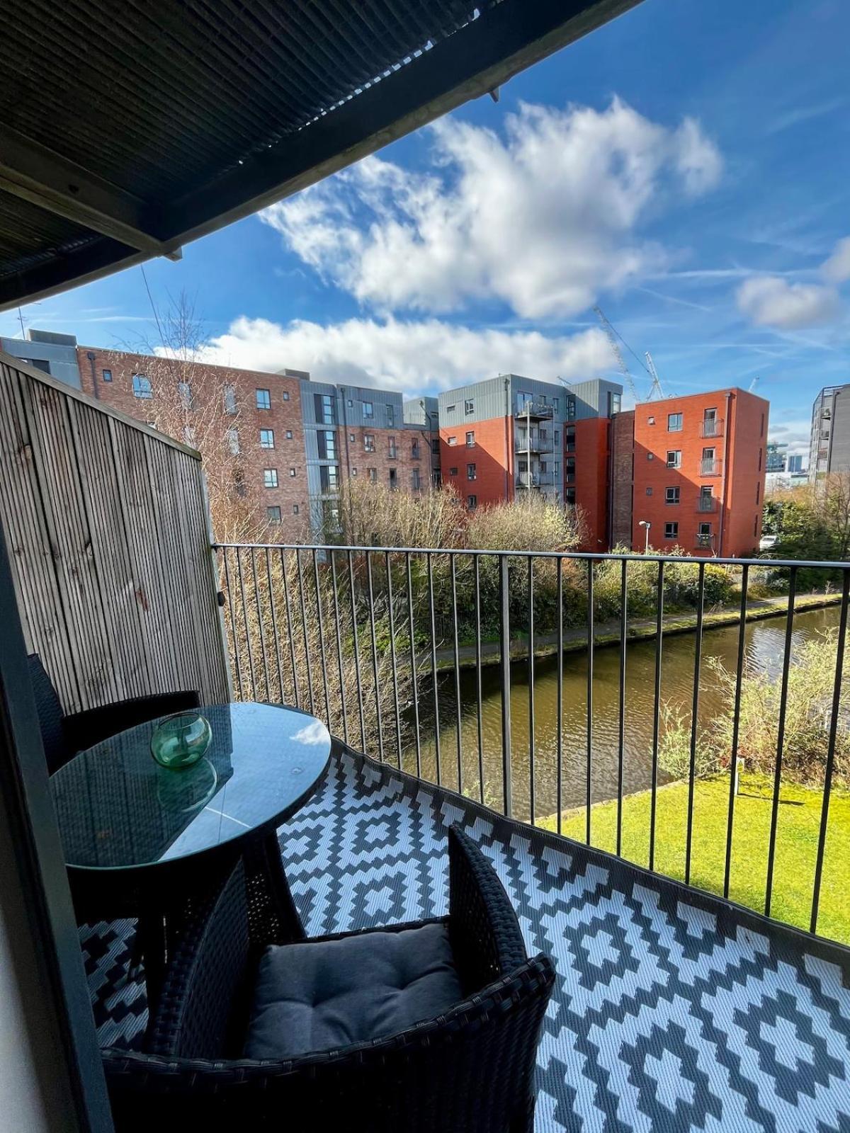 Serene 2-Bed Flat With Canal Views - Coop Live & Ethiad Manchester Zewnętrze zdjęcie