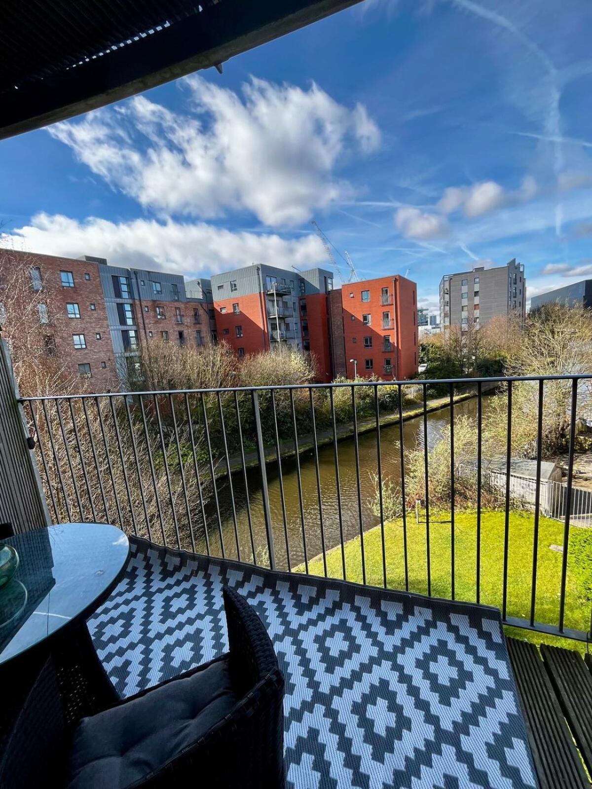 Serene 2-Bed Flat With Canal Views - Coop Live & Ethiad Manchester Zewnętrze zdjęcie