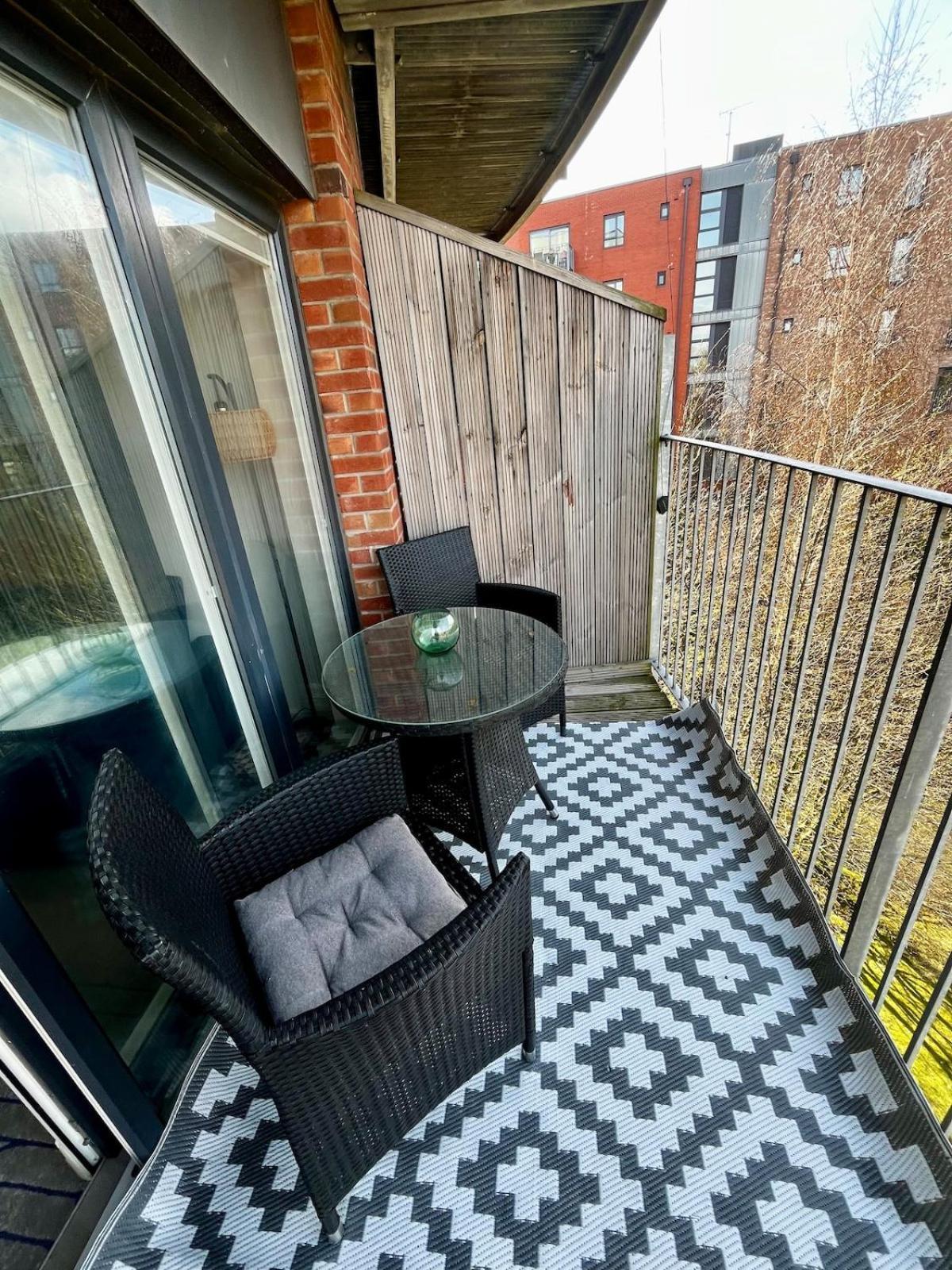 Serene 2-Bed Flat With Canal Views - Coop Live & Ethiad Manchester Zewnętrze zdjęcie